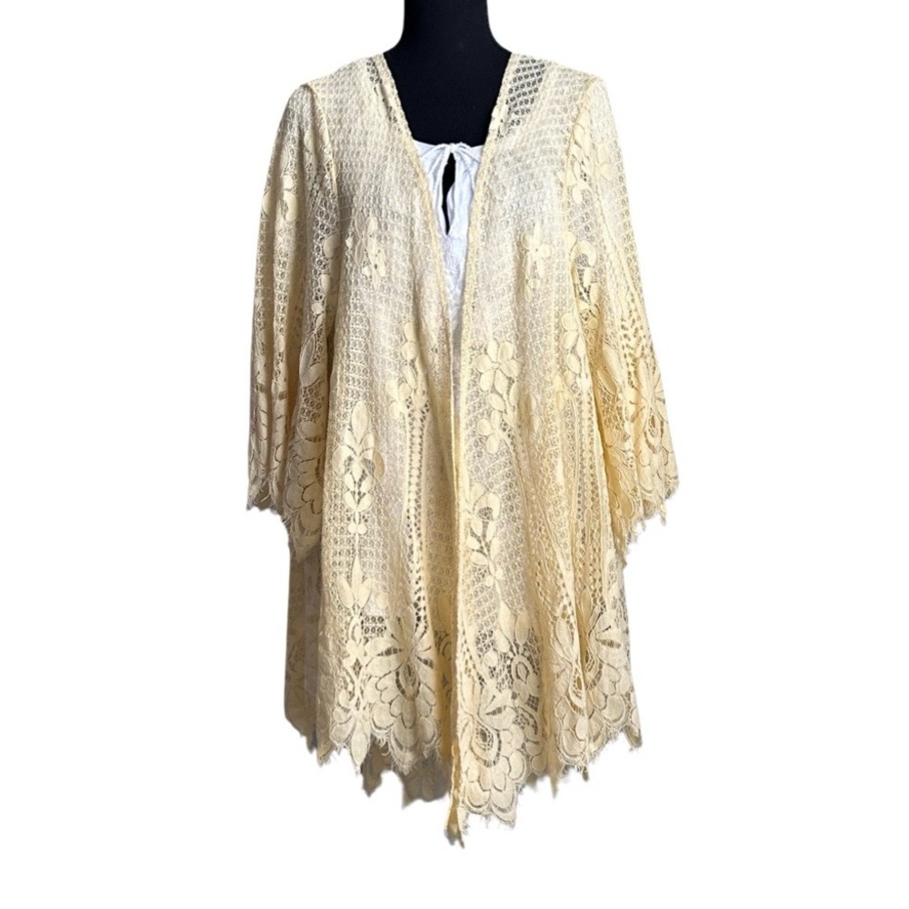 Torrid Yellow Scalloped Lace Open Front
Kimono 1/2 Top